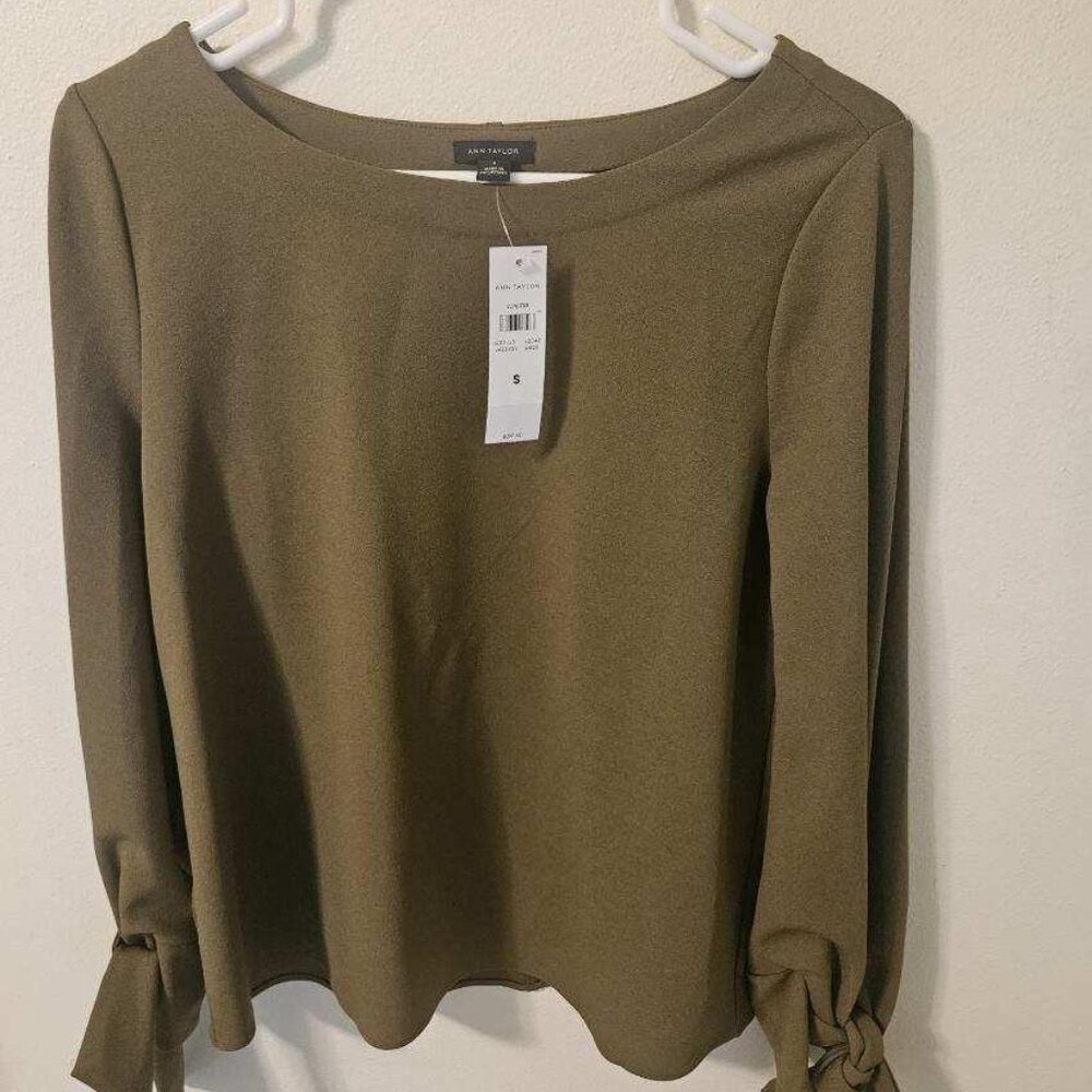 Ann Taylor green long-sleeve stylish top with ties at sleeves.